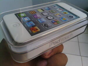 Ipod Tuch 8 GB (bantu temen untuk jualin)