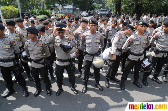 Makna miring baret TNI dengan POLRI...