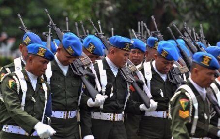 Makna miring baret TNI dengan POLRI...