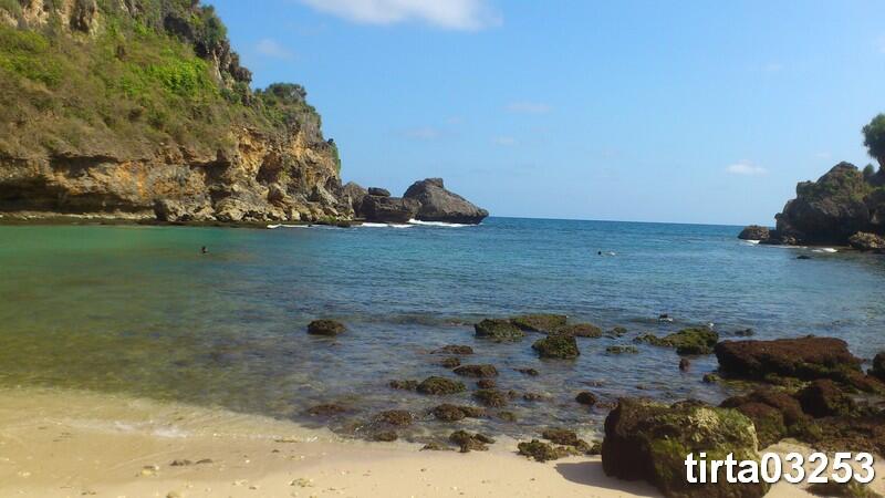 PANTAI NGERENEHAN YANG TERSEMBUNYI DI GUNUNG KIDUL