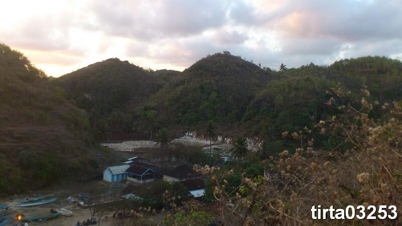 PANTAI NGERENEHAN YANG TERSEMBUNYI DI GUNUNG KIDUL