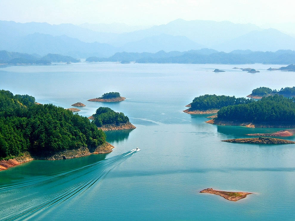 Keren! Ada Kota Kuno di Dasar Danau Kepulauan Ini