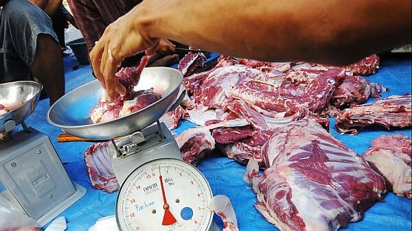 Pisahkan Daging Kurban dari Plastik gan!!