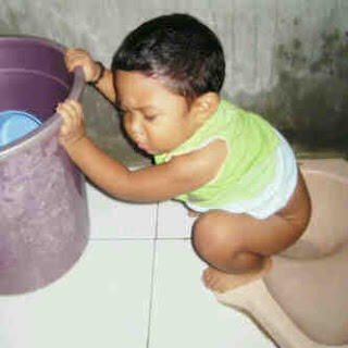 Expresi wajah saat BAB, lucu banget gan....