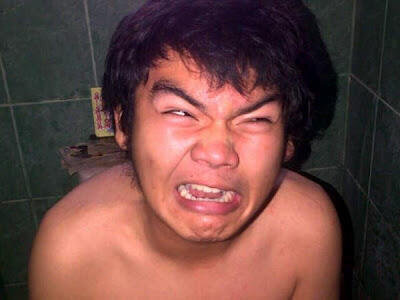 Expresi wajah saat BAB, lucu banget gan....