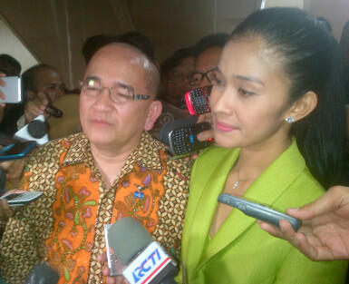 Berbatik Ke Komisi III, Ruhut Bawa 'Istri Cantik Jelita'