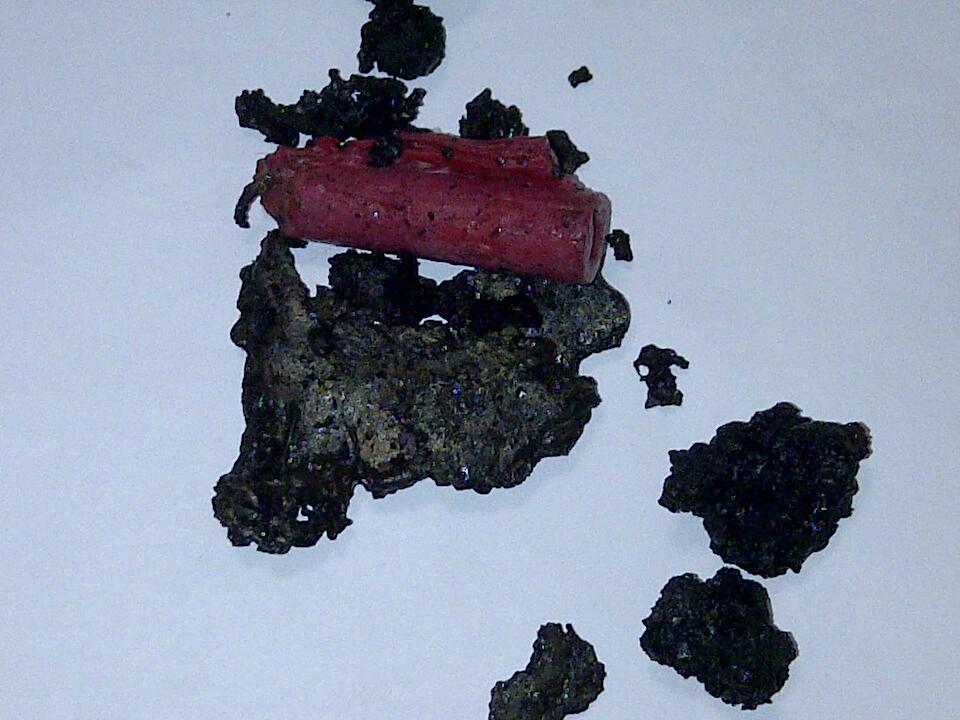 Gan mau tanya (ada bekas kemenyan hitam dan 1 lilin ) artinya apa?