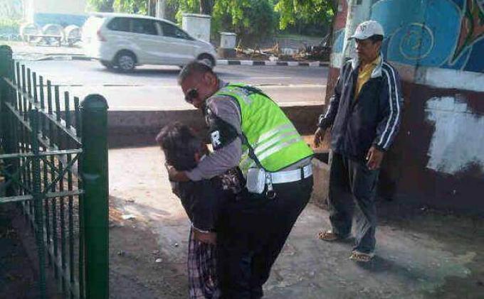 Salut, Adegan Polisi Saat Menggendong Nenek Tunawisma