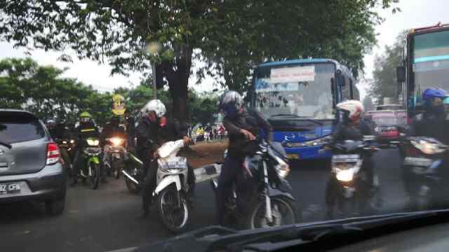 TINGKAT DISIPLIN RENDAH..! Orang Tangerang apa Orang Jakarta..? atau..