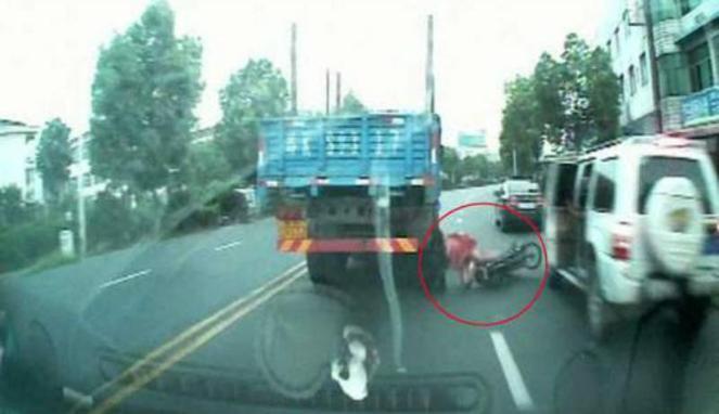 Pesepeda Wanita Nyaris Dilindas Truk