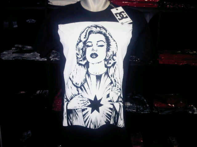 JUAL KAOS DISTRO (VANS, DC, VOLCOM, REBEL8, etc.) GAK ORI, TAPI BIKIN KEREN