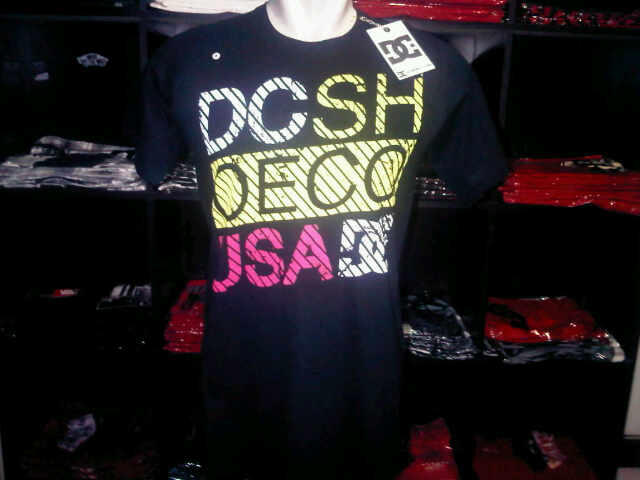 JUAL KAOS DISTRO (VANS, DC, VOLCOM, REBEL8, etc.) GAK ORI, TAPI BIKIN KEREN