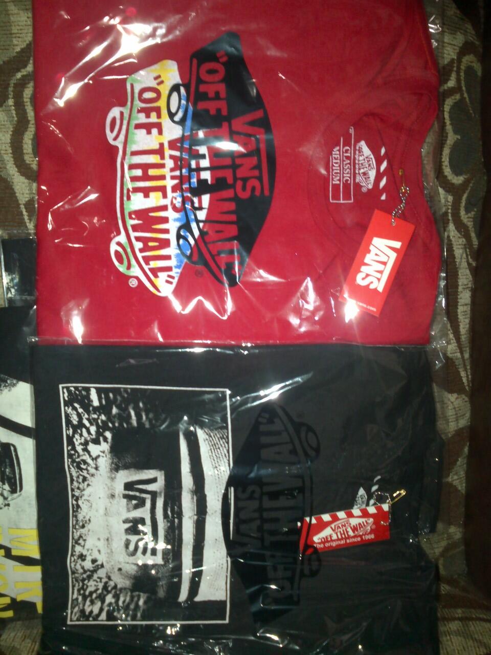 JUAL KAOS DISTRO (VANS, DC, VOLCOM, REBEL8, etc.) GAK ORI, TAPI BIKIN KEREN