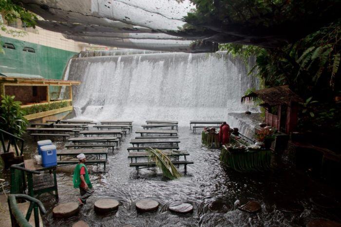 Amazing...!!! Restoran Unik Dibawah Air Terjun.