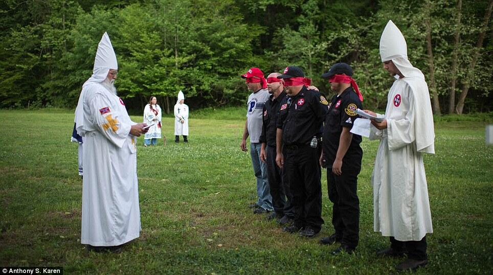 Melihat Lebih Dalam Kehidupan Anggota Ku Klux Klan