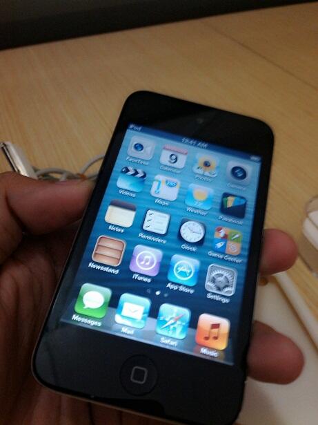 apple IPOD touch 4, 8GB mulus lengkapp.. game HD banyak gan..