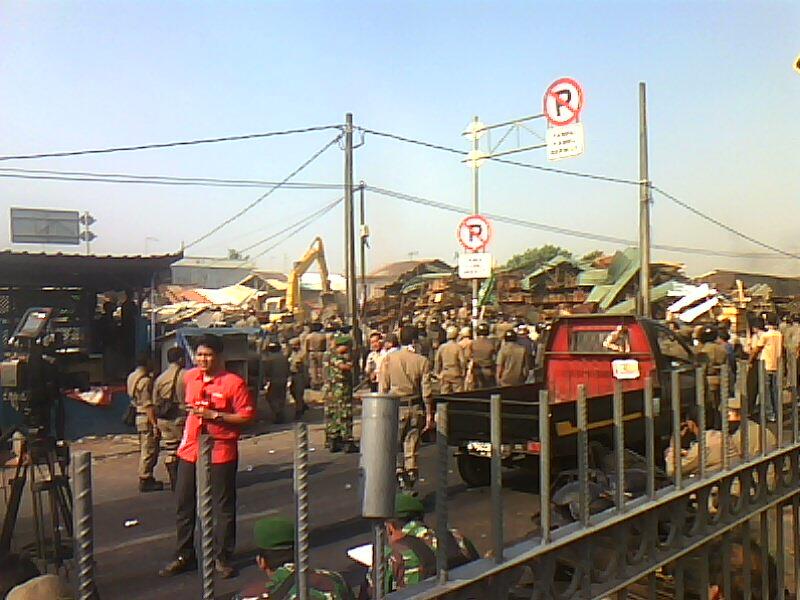 &#91;PIC&#93; Foto Eksekusi Lahan di Kampung Sumur Jakarta Timur Rabu, 09 Oktober 2013