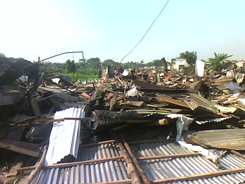 &#91;PIC&#93; Foto Eksekusi Lahan di Kampung Sumur Jakarta Timur Rabu, 09 Oktober 2013