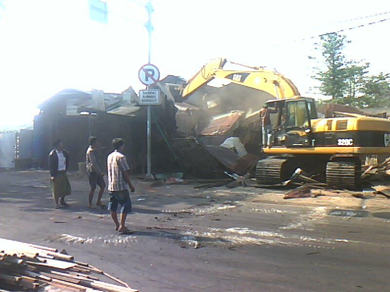 &#91;PIC&#93; Foto Eksekusi Lahan di Kampung Sumur Jakarta Timur Rabu, 09 Oktober 2013