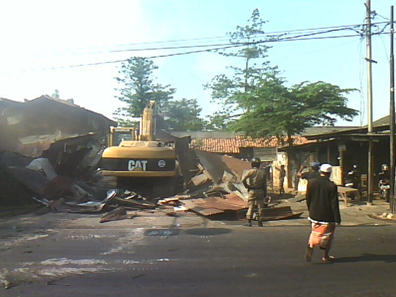 &#91;PIC&#93; Foto Eksekusi Lahan di Kampung Sumur Jakarta Timur Rabu, 09 Oktober 2013