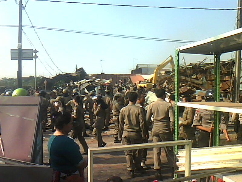 &#91;PIC&#93; Foto Eksekusi Lahan di Kampung Sumur Jakarta Timur Rabu, 09 Oktober 2013