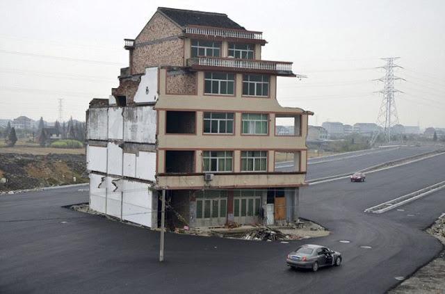 &#91;WOW&#93;rumah ini berdiri di tengah jalan tol