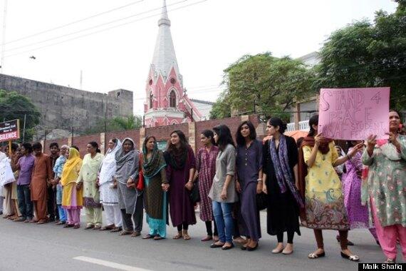 Umat Muslim di Pakistan menunjukkan Solidaritas Terhadap umat Kristen