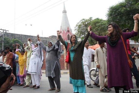 Umat Muslim di Pakistan menunjukkan Solidaritas Terhadap umat Kristen