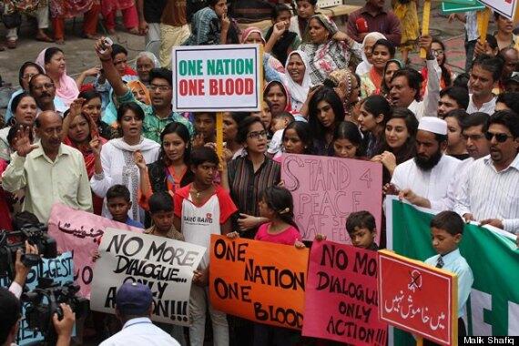 Umat Muslim di Pakistan menunjukkan Solidaritas Terhadap umat Kristen