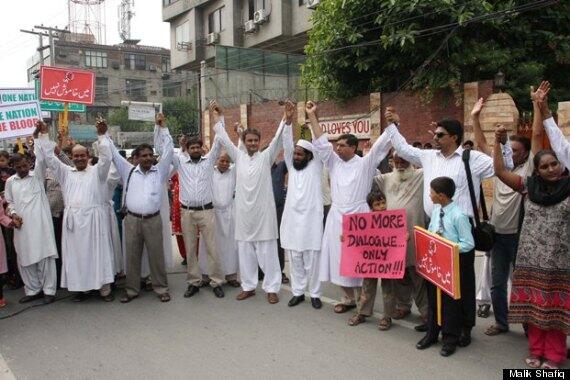 Umat Muslim di Pakistan menunjukkan Solidaritas Terhadap umat Kristen