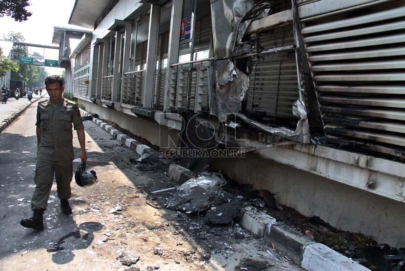 Parah! Halte Busway Buaran Hangus Dibakar Warga