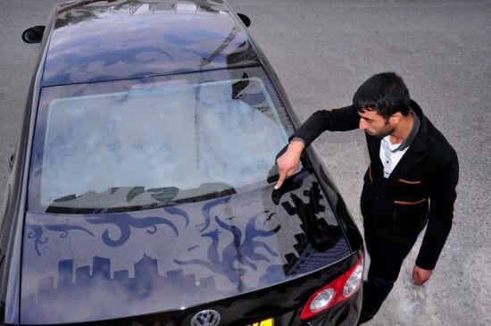 Petugas Parkir Azerbaijan Ciptakan Karya Seni Menakjubkan Pada Mobil Berdebu