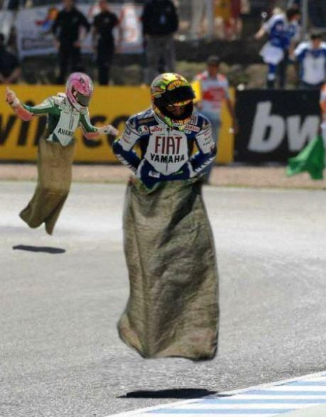 VALENTINO ROSSI BALAP KARUNG !!!