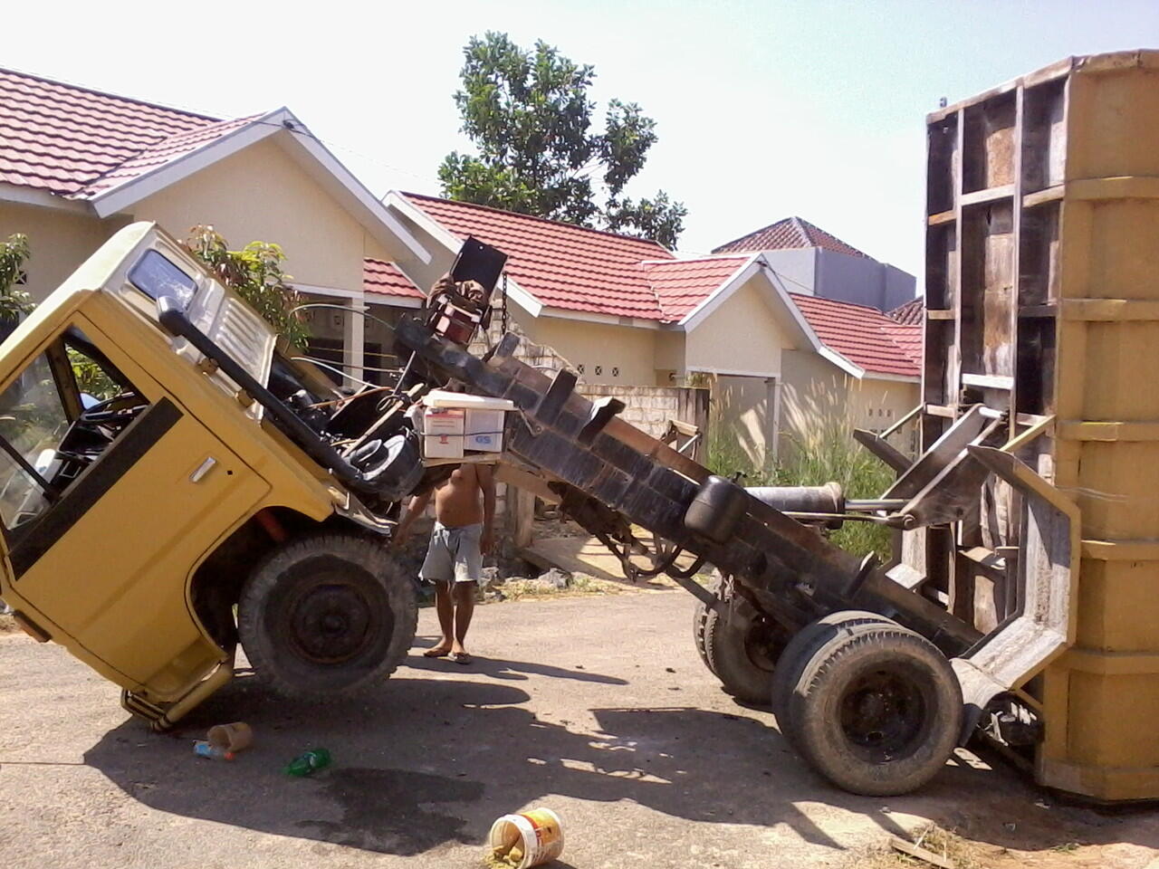 Kecelakaan kemaren pagi di depan rumah ane gan..
