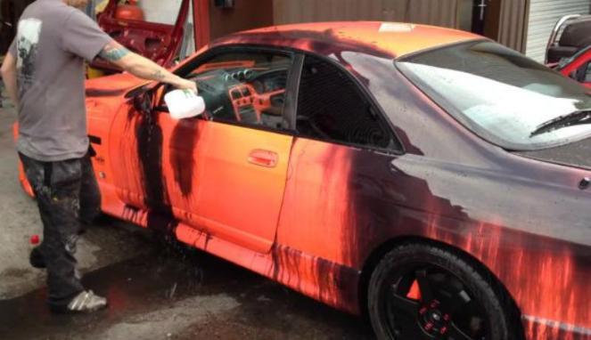 Cat &quot;Ajaib&quot;,Mobil Berubah Warna Jika Kena Air