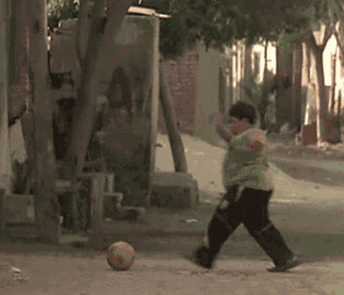 telah lahir bintang Sepak Bola masa depan gan! calon pemain terbaik dunia! salut!