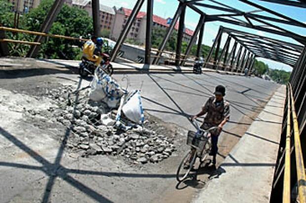 ( Berasa bukan di Ibukota ) Jembatan di Jakarta Utara Ini Nyaris Ambruk