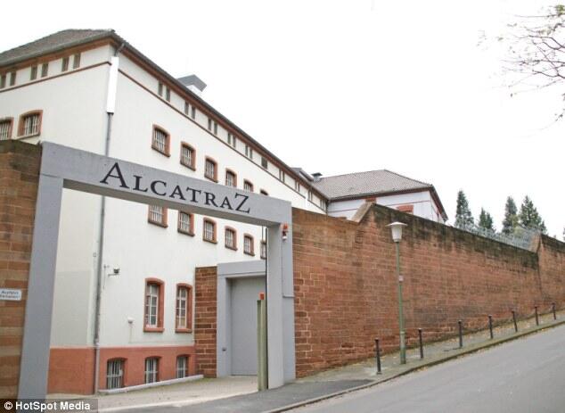 Hotel Alcatras hotel berdesain penjara