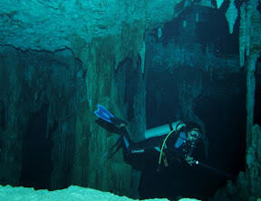 Diving di gua suku Maya