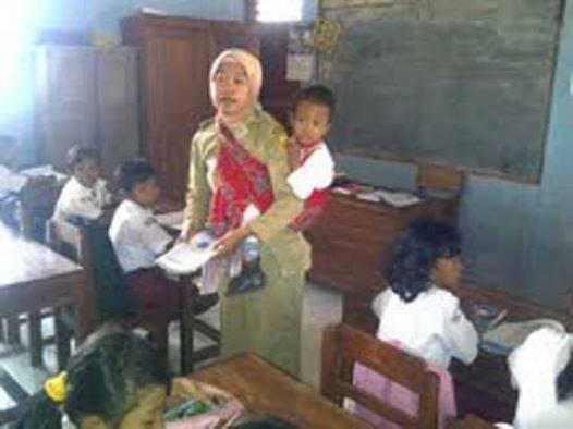 PATUT DICONTOH Guru mengajar sambil menggendong anaknya yg lumpuh &#91;+pict&#93;