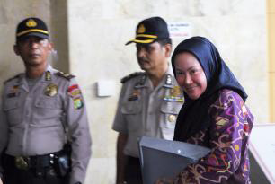 Penjaga Rumah RATU ATUT harus bisa push up 100 kali (tutt oo tutt)