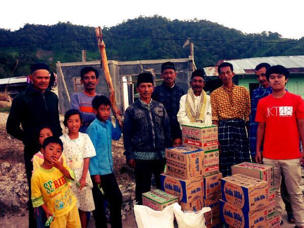 Siswa SDN 09 Kute Panang Aceh, Terima bantuan alat-alat sekolah dari @officialJKT48