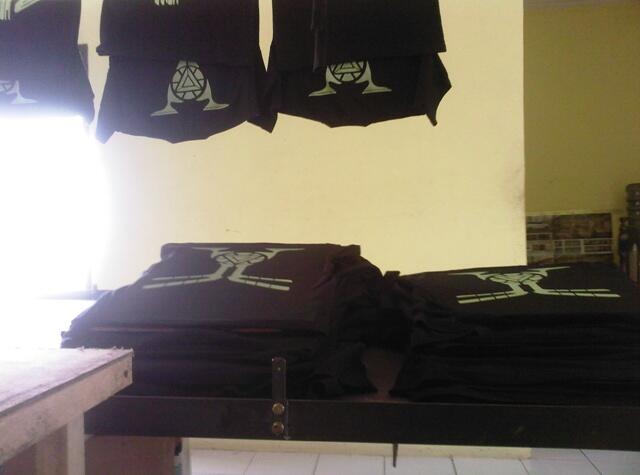 JUAL OBRAL KAOS SISA PRODUKSI (SABLON GLOW IN THE DARK)-BANDUNG