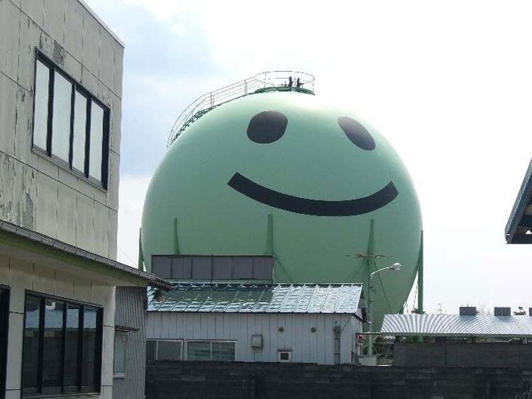 Dekorasi unik tempat penampungan (Tanki) Gas di Jepang.