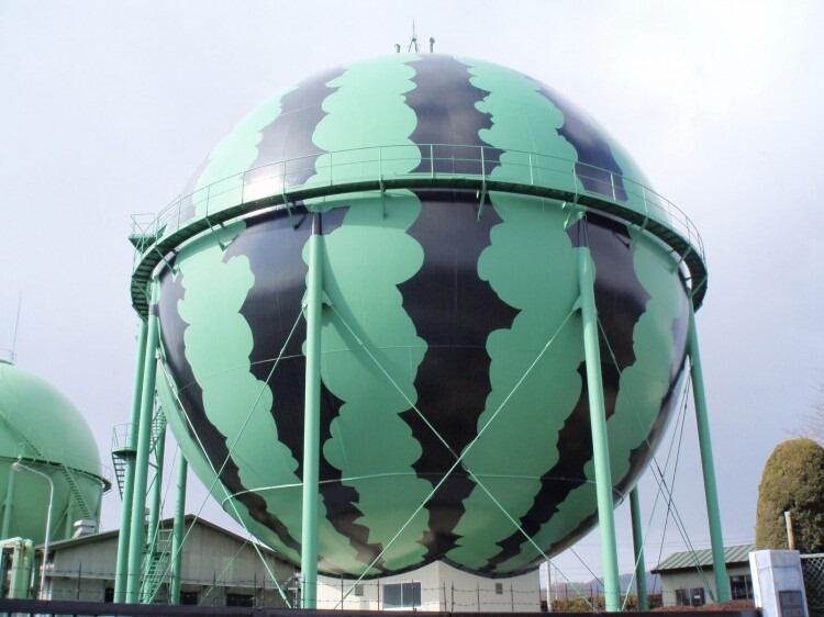 Dekorasi unik tempat penampungan (Tanki) Gas di Jepang.