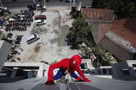 Wah! Ada Spiderman yang Bekerja Bersihkan Jendela Hotel di Solo