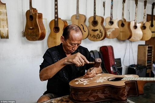 Gitar Blueberry, Hasil Karya Seniman Indonesia