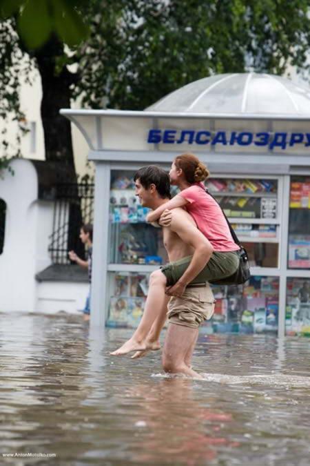 Foto-foto unik saat banjir menerjang