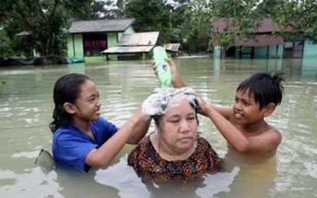 Foto-foto unik saat banjir menerjang