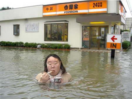 Foto-foto unik saat banjir menerjang